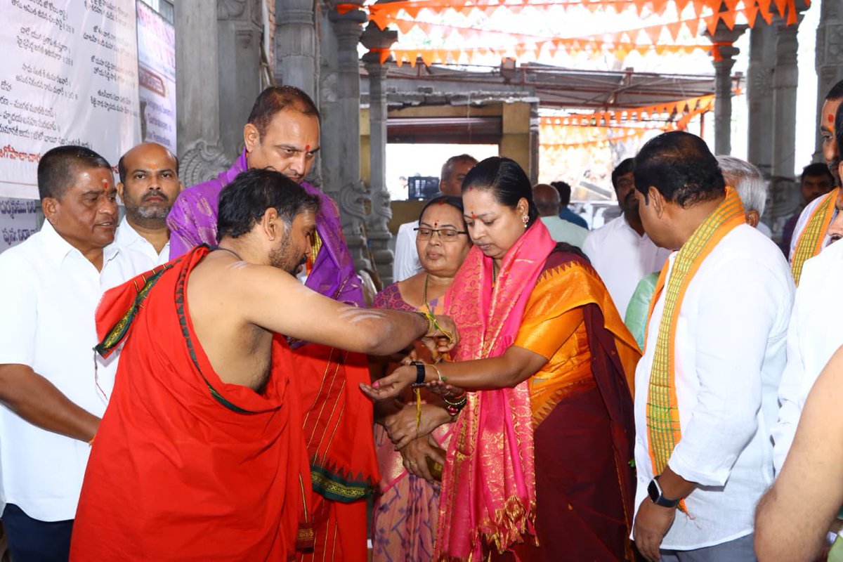 PravveenB's tweet photo. చిల్కానగర్ డివిజన్ లోని శ్రీ అభయాంజనేయ స్వామి దేవాలయం, స్వామివారి గర్భాలయము రాతిచే 
పునః నిర్మాణము నిమిత్తము కలాపకర్షణ' పూజా కార్యక్రమంలో ఉప్పల్ ఎమ్మెల్యే శ్రీ బండారి లక్ష్మారెడ్డి గారు , చిల్కనగర్ కార్పొరేటర్ శ్రీమతి బన్నాల గీత ప్రవీన్ ముదిరాజ్ , EO భాగ్య లక్ష్మి పాల్గొన్నారు https://t.co/LVJqotOODL