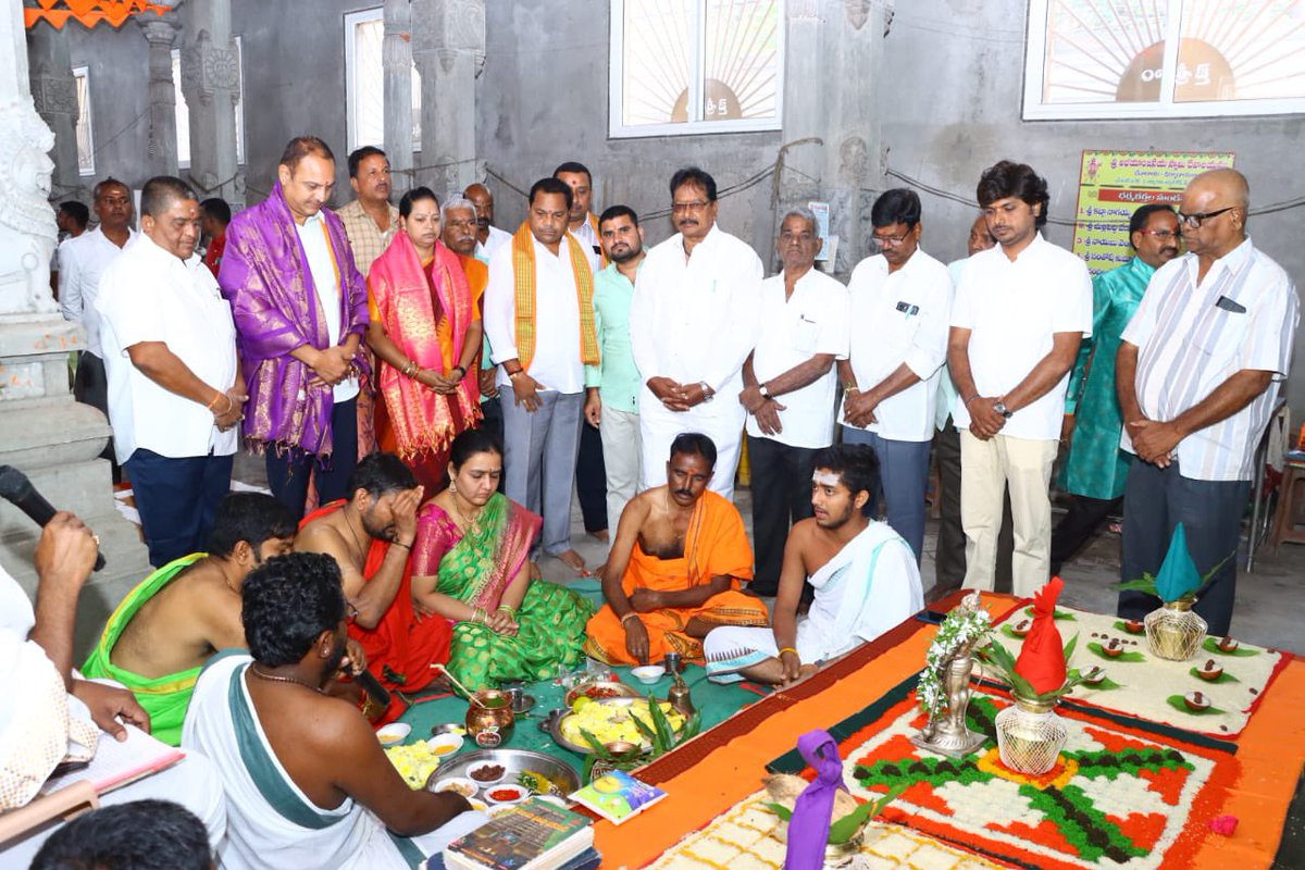 PravveenB's tweet photo. చిల్కానగర్ డివిజన్ లోని శ్రీ అభయాంజనేయ స్వామి దేవాలయం, స్వామివారి గర్భాలయము రాతిచే 
పునః నిర్మాణము నిమిత్తము కలాపకర్షణ' పూజా కార్యక్రమంలో ఉప్పల్ ఎమ్మెల్యే శ్రీ బండారి లక్ష్మారెడ్డి గారు , చిల్కనగర్ కార్పొరేటర్ శ్రీమతి బన్నాల గీత ప్రవీన్ ముదిరాజ్ , EO భాగ్య లక్ష్మి పాల్గొన్నారు https://t.co/LVJqotOODL