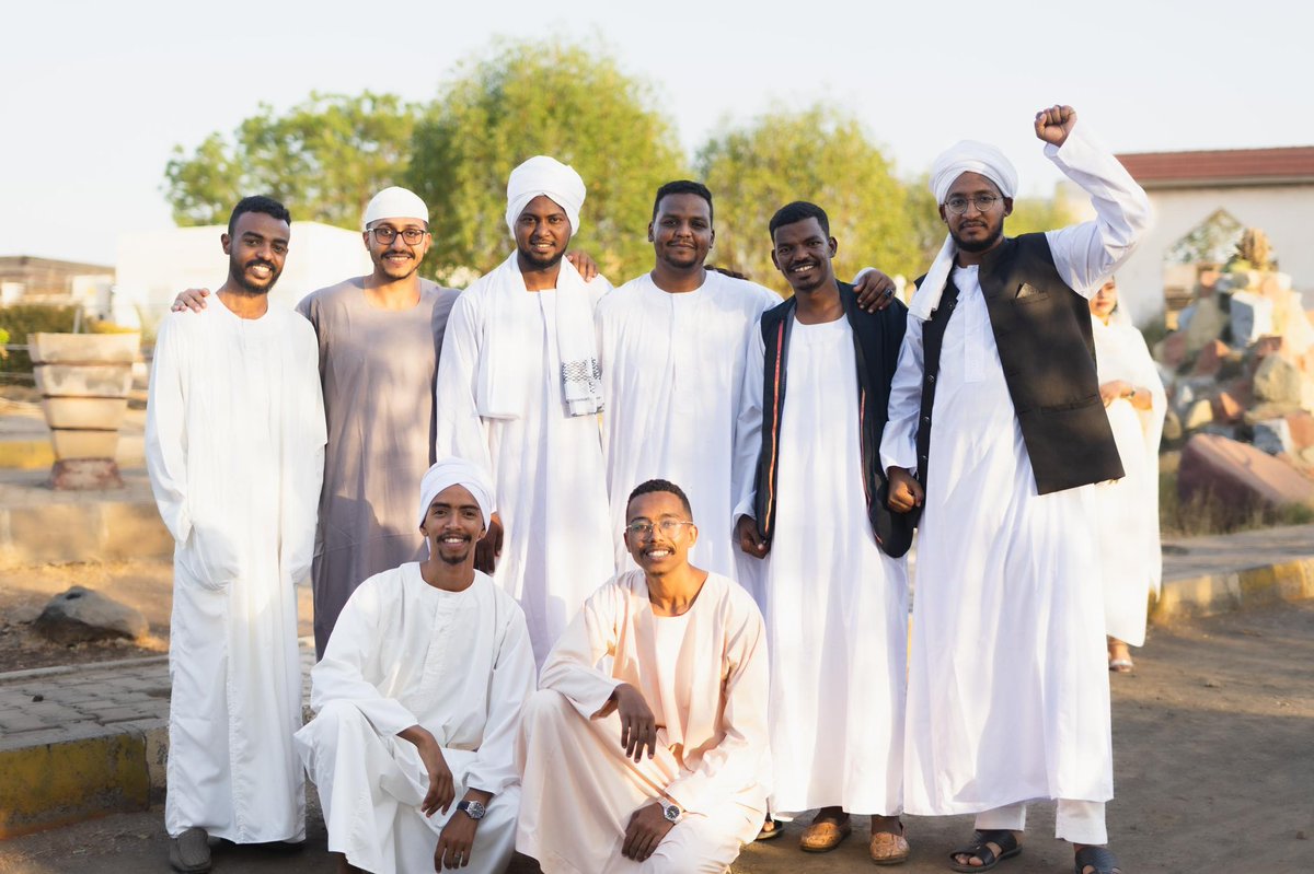 AwabAlama's tweet photo. خريجين الحرّب we made it https://t.co/ajpzShf4Yu