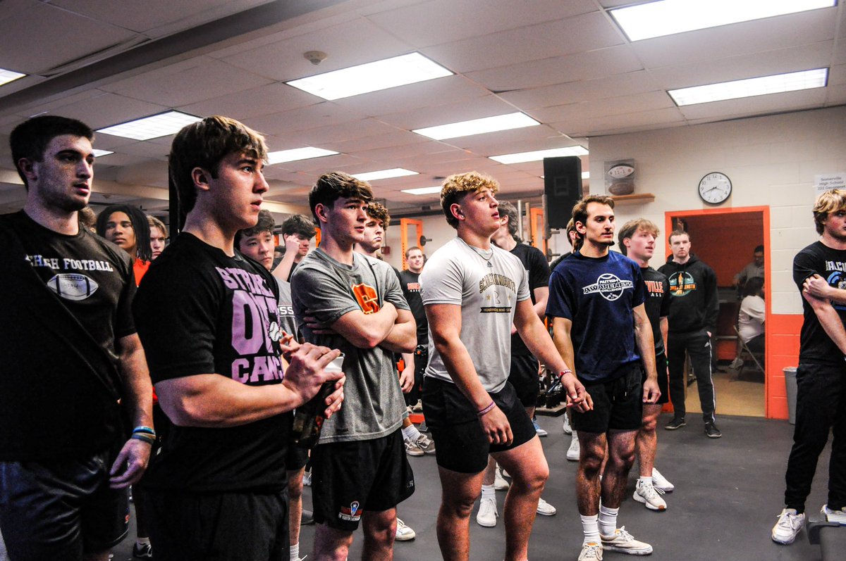 Having fun with the boys in the weight room! #showtime 
Bench- 225x8 255x1 
Squat- 405x3 425x1
Hang clean- 235x3 245x1