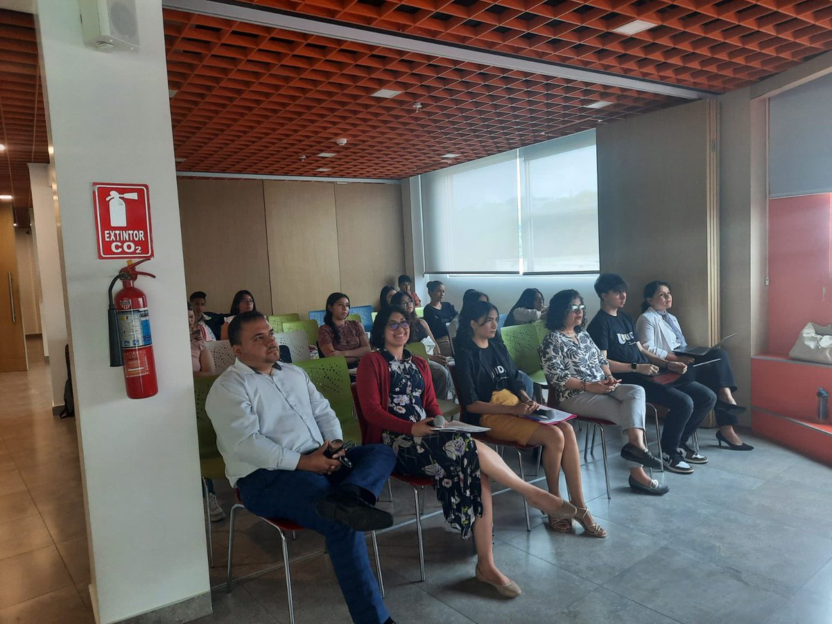 ¡Hoy fue un día de inspiración y aprendizaje! 🌟 Nos honró tener una charla con el Ph.D. Miklos Lukacs, donde exploramos la fascinante intersección entre cultura y tecnología. 💻🌍 #UIDEGYE #CulturaYTecnología #CharlaMagistral #Innovación