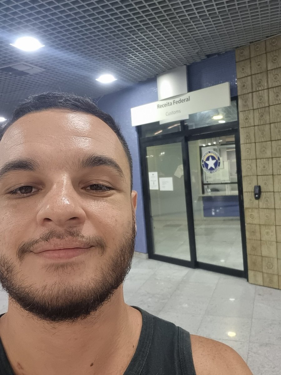 cidade_du's tweet photo. Eu em lugares icônicos dos aeroportos internacionais #aeroportos #arearestrita https://t.co/G7RHXM5fL4