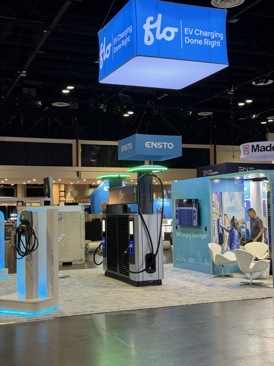 Qui est prêt pour Distributech 2024? On a hâte d'accueillir les gens mardi pour la première journée d'exposition! Voici un aperçu des coulisses du kiosque de FLO... #Distributech2024 #behindthescenes #FLOEVcharging #RechargeVE