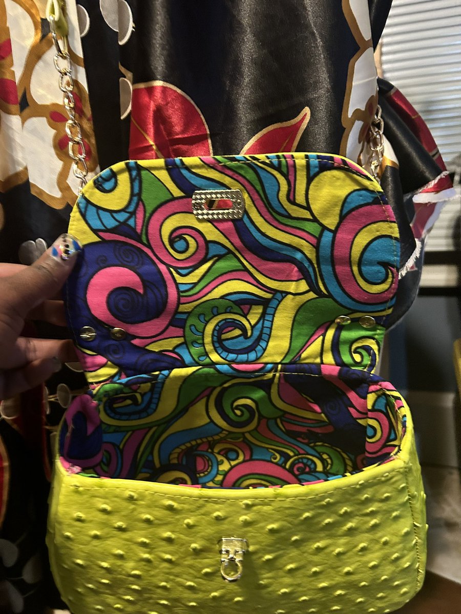 ANM1981Customs's tweet photo. My first but definitely not my last Mabel by Swoon patterns. This bag is so cute and quick to come together. I used neon yellow ostrich faux leather for the exterior and a colorful Ankara cotton print for the lining. It features a short grab handle, flip lock and crossbody strap. https://t.co/37TAoEw2jH