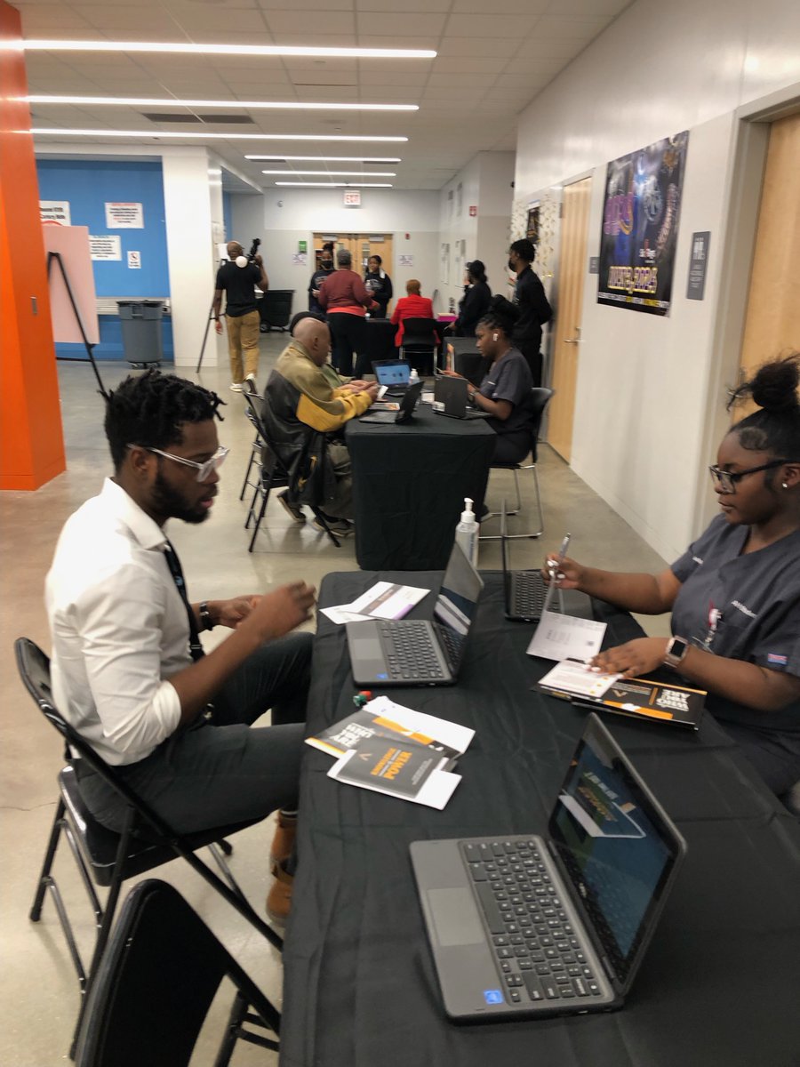 Temet Nosce! @newEnglewoodST1 partnered with AfricanAncestry.com to give over 40 students & community members the gift of self-discovery through DNA testing this #BlackHistoryMonth Fulfilling a pact & empowering our future leaders. #KnowThyself @ChiPubSchool @CPSNetwork16