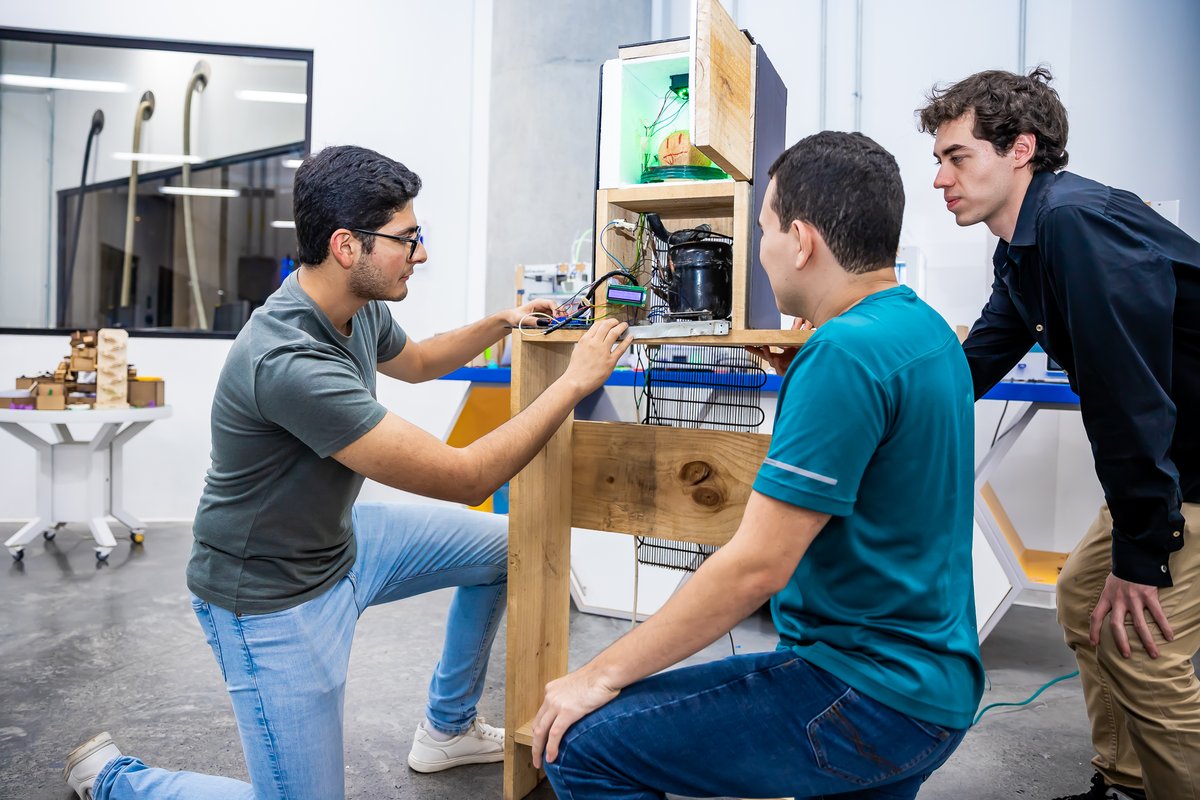 uvggt's tweet photo. 🔧 En UVG aprendemos activamente. 

Para los estudiantes de Ingeniería Mecánica, es importante aprender sobre el vínculo entre el calor y los demás tipos de energía al realizar sus proyectos de termodinámica. ☀️ 

Conoce más de esta carrera: https://t.co/ol79mTgMb9 https://t.co/aVTtQFSJiF
