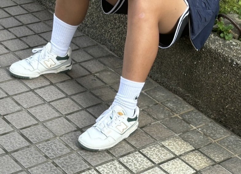 socks01_09's tweet photo. 診所外的黑皮白襪體育生🥵

剛看完醫生出診所就看到一個穿著便服的高中生 貌似好像在等朋友的樣子
看了一下穿著白色鞋子陪白色Nike籃球白襪 
皮膚又是黝黑膚色 真的好好看🥵🥵
感覺就是���育生休閒的穿搭🫣

#隨手拍 #白襪 #體育生 https://t.co/aAE6l6Xrvf
