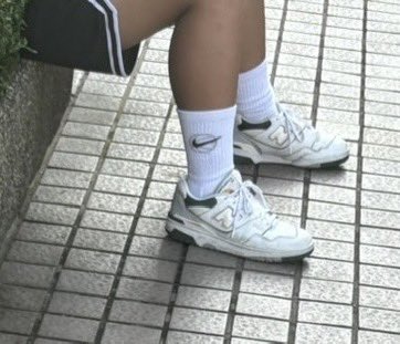 socks01_09's tweet photo. 診所外的黑皮白襪體育生🥵

剛看完醫生出診所就看到一個穿著便服的高中生 貌似好像在等朋友的樣子
看了一下穿著白色鞋子陪白色Nike籃球白襪 
皮膚又是黝黑膚色 真的好好看🥵🥵
感覺就是���育生休閒的穿搭🫣

#隨手拍 #白襪 #體育生 https://t.co/aAE6l6Xrvf