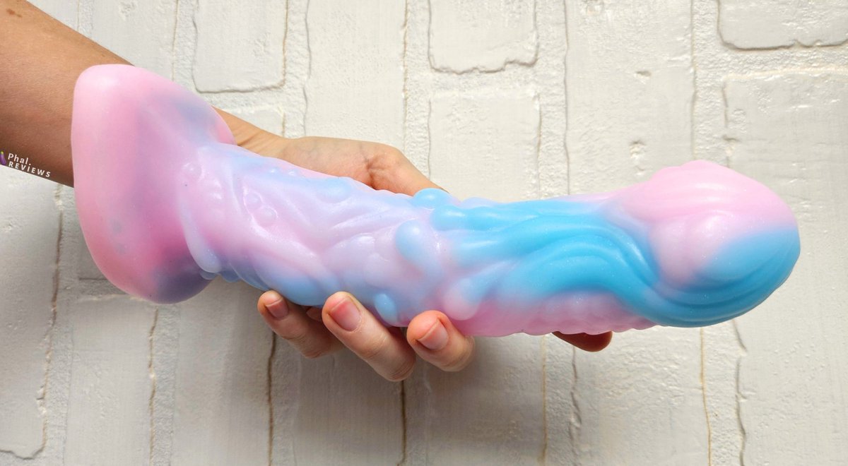 PhallophileRev's tweet photo. Fantasy-sized + fantasy-textured—but in *dual-density* silicone! 

Pris Toys' Syren's squishy-softness had me goin hard on all its drips, bumps &amp; feathery ripples—till my V told me to slow down 😅 

I 💜  dual-density, so this was a ride! Full Pris review: https://t.co/NQtdWTCxBP https://t.co/EOaHx8dP3z