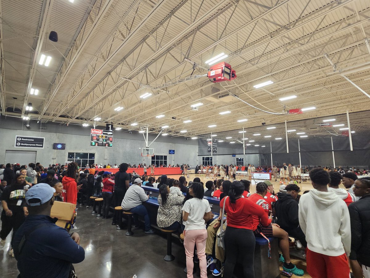 BelinsonMatt's tweet photo. Big crowd at the Ruston Sports Complex tonight for the third annual WRLDINVSN Celebrity Basketball Game, benefiting local youth.

Isaiah Buggs, former Bearcat and recent SB Champion for the Chiefs, #GramFam QB Julian Calvez, and #LATech HC Sonny Cumbie among those in attendance. https://t.co/sx2LNGiSKB