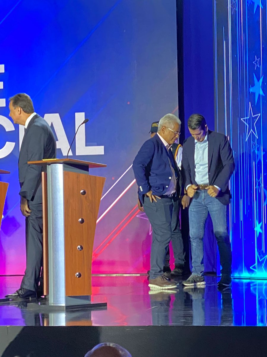 Conversando con <a href="/romuloroux/">Rómulo Roux</a> en el receso. Somos una nómina y un equipo que comparte una visión de país #LoBuenoViene #RomuloPresidente