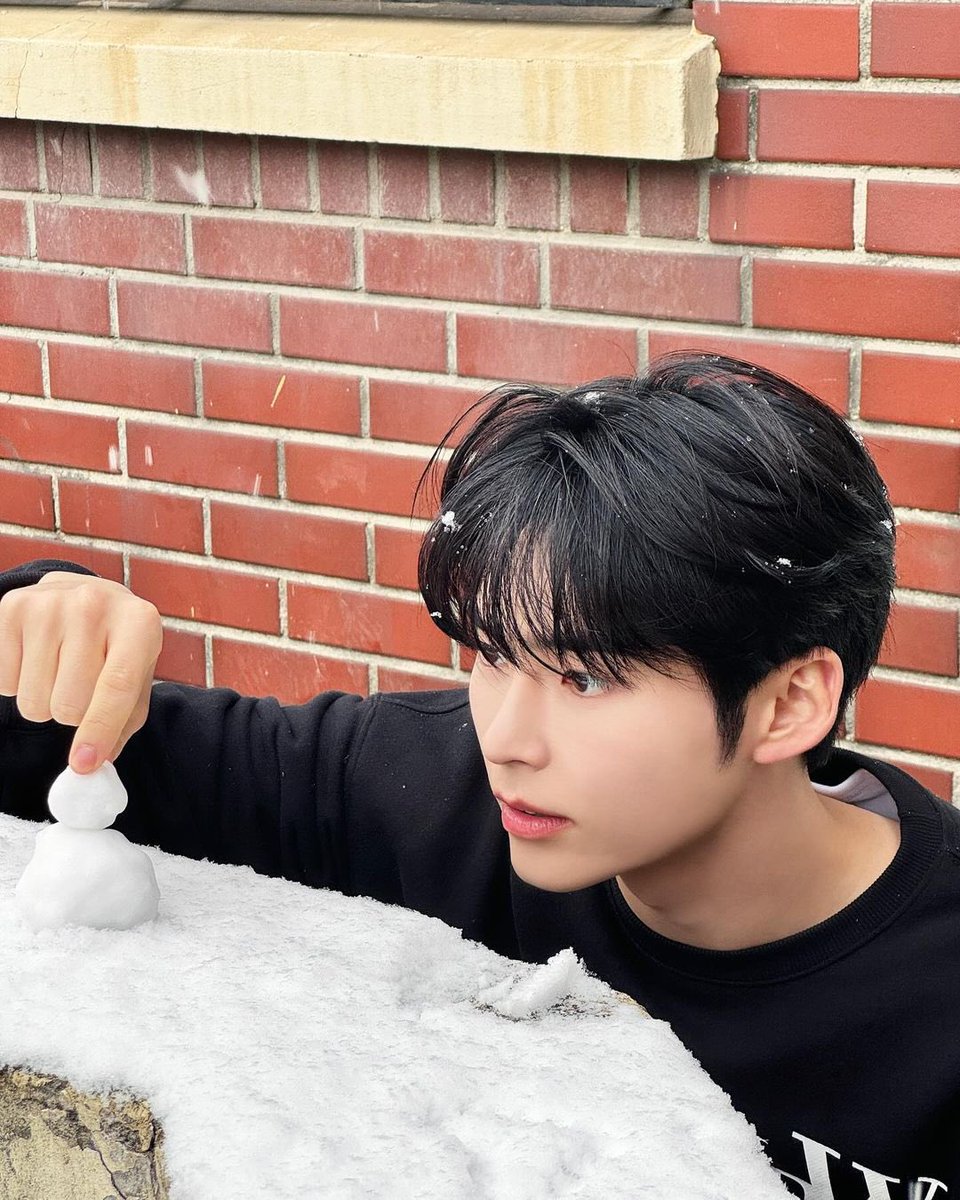 lxesangwon's tweet photo. Enjoy the winter season to the fullest with the new pal, Ori. While some may dislike the cold weather, having fun can make you forget about the negatives. How about enjoy it my way? Play in the snow, build Ori, and have fun with it before it’s too late and The Ori melts away. https://t.co/WluAiwfDvG