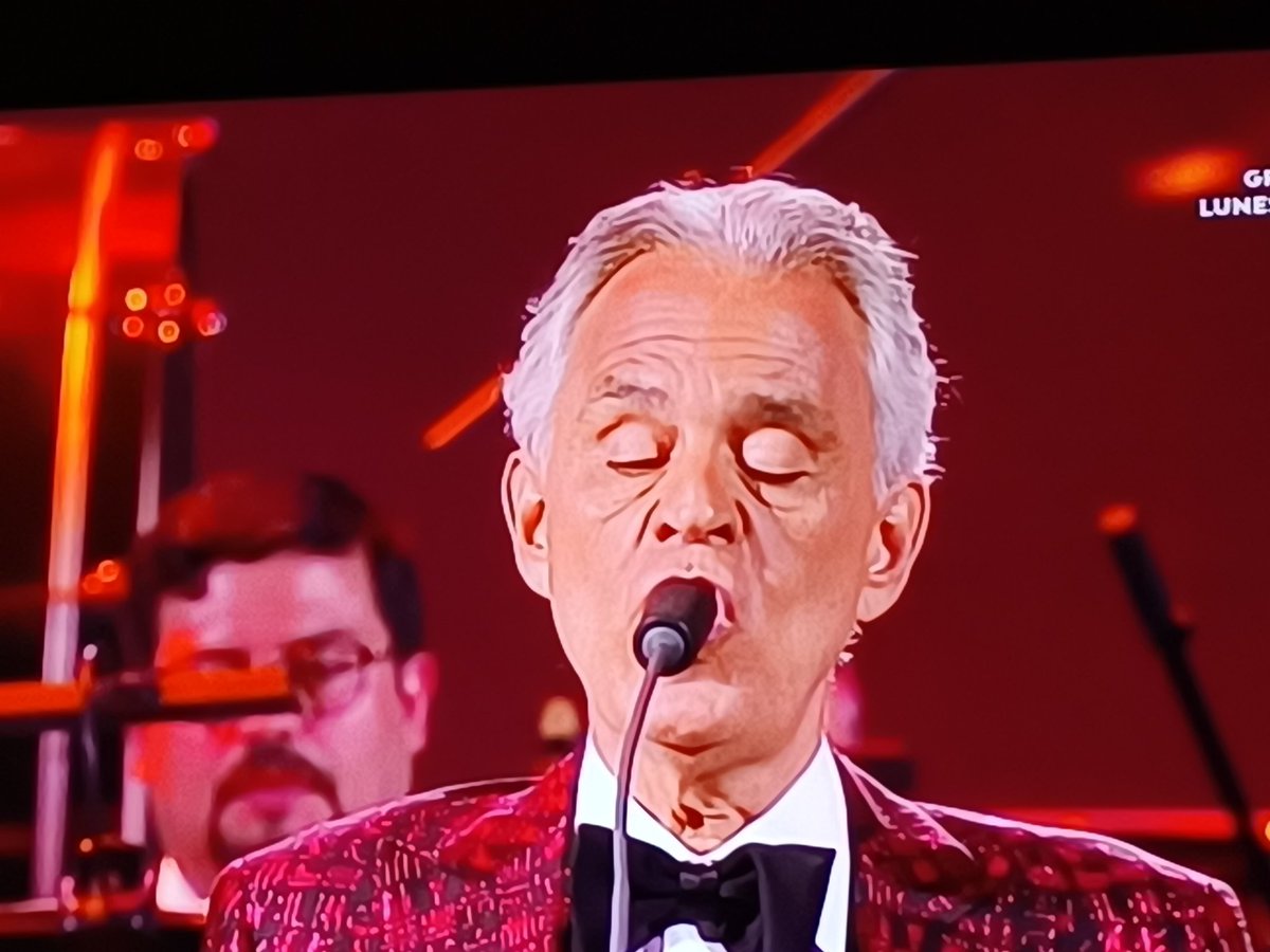 TriniMatus's tweet photo. Un lujo de espectáculo de @AndreaBocelli en @elfestival 
#FestivalVina2024 https://t.co/WOMYqCcRbW