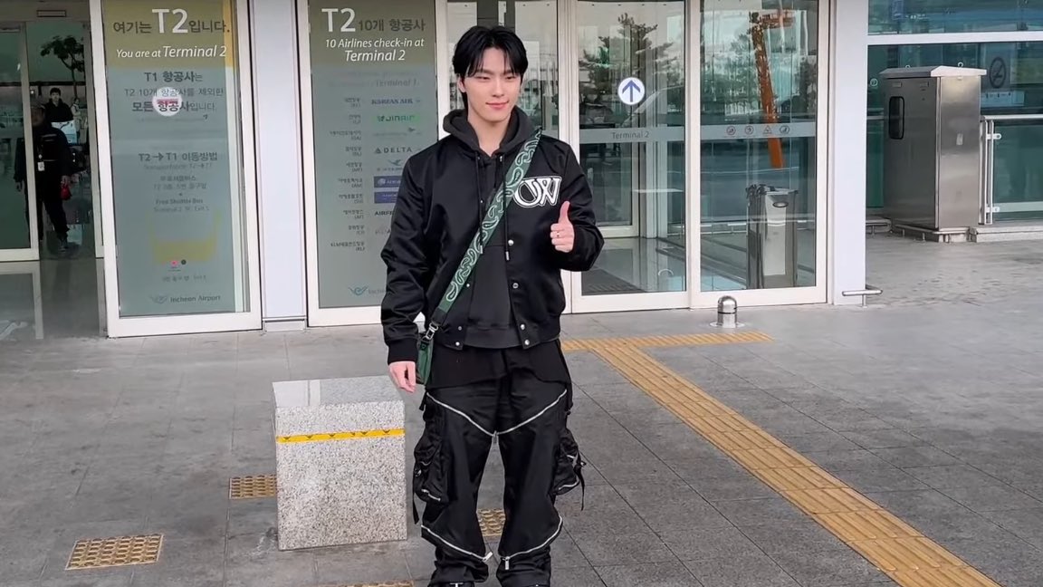 wonubliss's tweet photo. have a safe flight, dino 🖤✈️ https://t.co/Es2cGEteUC