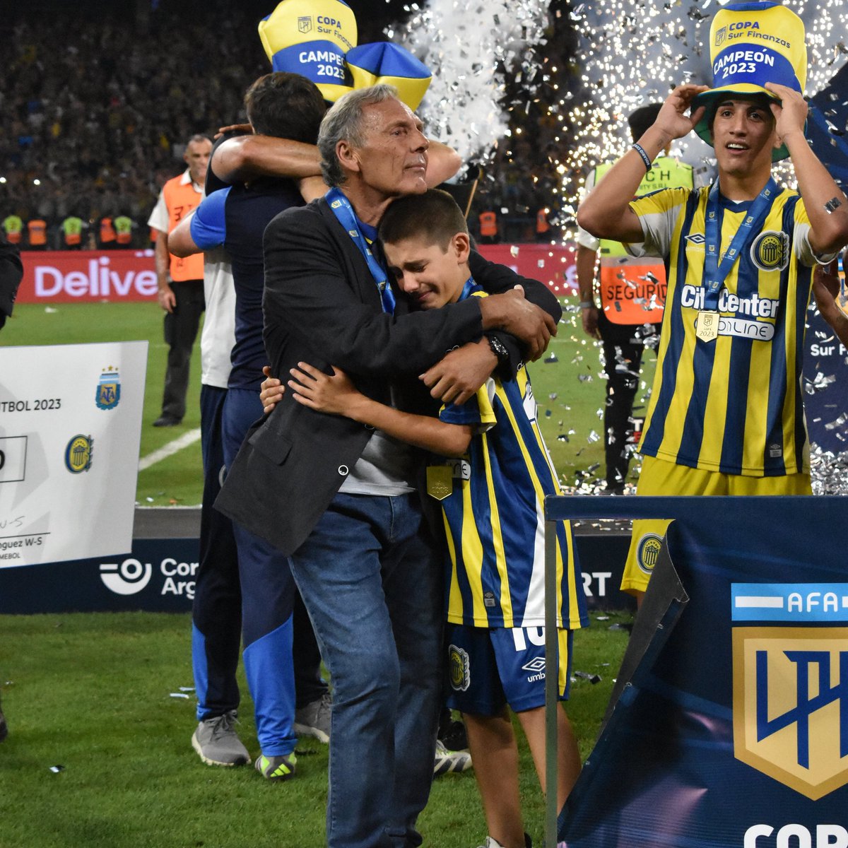 MatiasAdorisio's tweet photo. 🇺🇦🥺 #Central |  "Anoche me llamó mi nieto después del partido y me dice 'ABUELO!! GANASTE OTRA VEZ, CÓMO HICISTE!!' , hablar con mi nieto de fútbol es de las cosas más lindas qué te pueden pasar", confesó Miguel Ángel Russo en diálogo con @EmiNunia4 https://t.co/iwOBJOgwjW