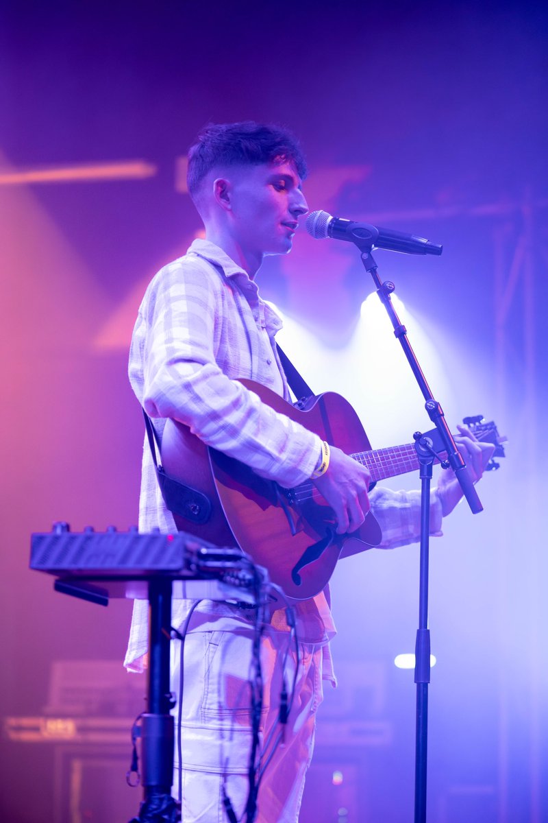 VictorienBrx's tweet photo. Juste MERCI ! Une scène, vous et ma guitare, il m’en fallait pas plus ✨ https://t.co/lwkaSVOQPM