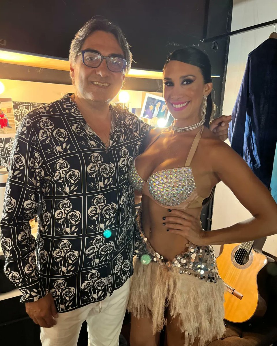 FlorMarcasoli's tweet photo. Es Un Honor Para Mi Compartir El Escenario Con Artistas Tan Maravillosos, Generosos Y Hermosos Compañeros!!! 😍🙌🏻🎶
Gracias Por Su Entrega, Gracias Por Su Arte!!!
Los Quiero Y Admiro Mucho!!! ❤️ @LavieRaul @kiketeruel
@argentinalarevista 🎭 https://t.co/5Z9DDLAHEx