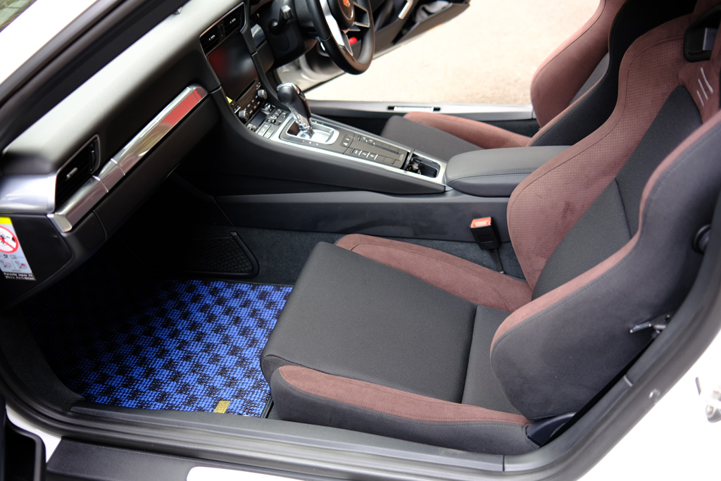 OfficialKAROmat's tweet photo. HIRO様の #カロマット 装着事例です。

車種:#ポルシェ911
マットタイプ:#FLAXY ブリリアントブルー 

遮音性や重厚感が大変気に入っています
マットのずれ防止のピンもよく考えられていて、外しやすく、掃除のときには大変役立っています
【装着事例】https://t.co/5iUQzTkLW5

#KAROマット #KARO https://t.co/XDCTuljVoH
