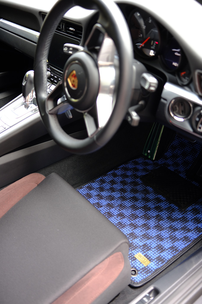 OfficialKAROmat's tweet photo. HIRO様の #カロマット 装着事例です。

車種:#ポルシェ911
マットタイプ:#FLAXY ブリリアントブルー 

遮音性や重厚感が大変気に入っています
マットのずれ防止のピンもよく考えられていて、外しやすく、掃除のときには大変役立っています
【装着事例】https://t.co/5iUQzTkLW5

#KAROマット #KARO https://t.co/XDCTuljVoH