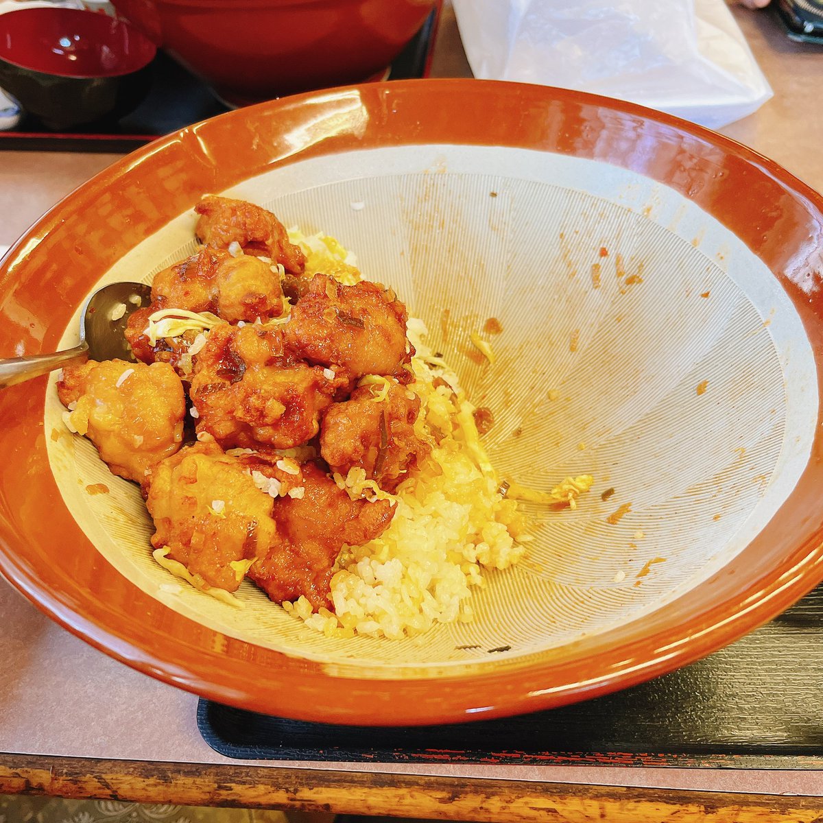 KATOMASA20's tweet photo. 昨日はデカ盛りにチャレンジ✨️
自分は総重量4キロの唐揚げ丼😂
3/4食べて限界でした😅
残りは持ち帰り出来て、家で���味しく食べさせてもらいました😊
 #チャレンジ 
 #デカ盛り https://t.co/46LE5eKgiO