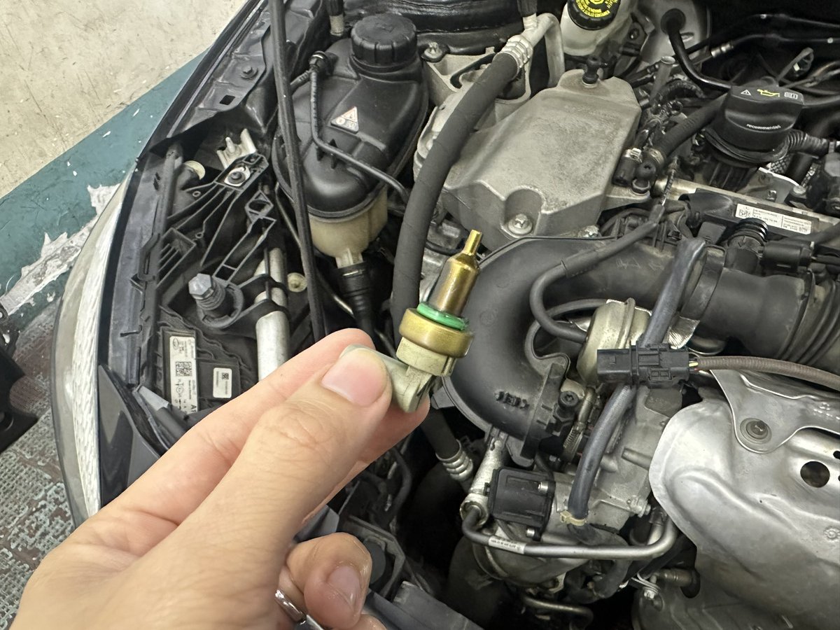 TeamLegendMotor's tweet photo. BENZ A200
-replace thermostat 
-replace cooloant temperature sensor
-replace coolant cut-off valve

#benz #a200 #a250 #cla250 #thermostat #tempsensor https://t.co/MMpLDhKh9i