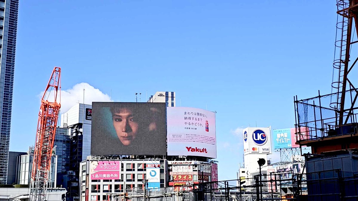 渋谷の広告は、いろんなところから見えます😊わたしのお気に入りは銀座線改札出てすぐの場所はビジョンがとっても見やすくておすすめです。
晴天の中、夜なテンくん💜
山手線ホームからも見えました！

 #TEN_Birthday_JP2024