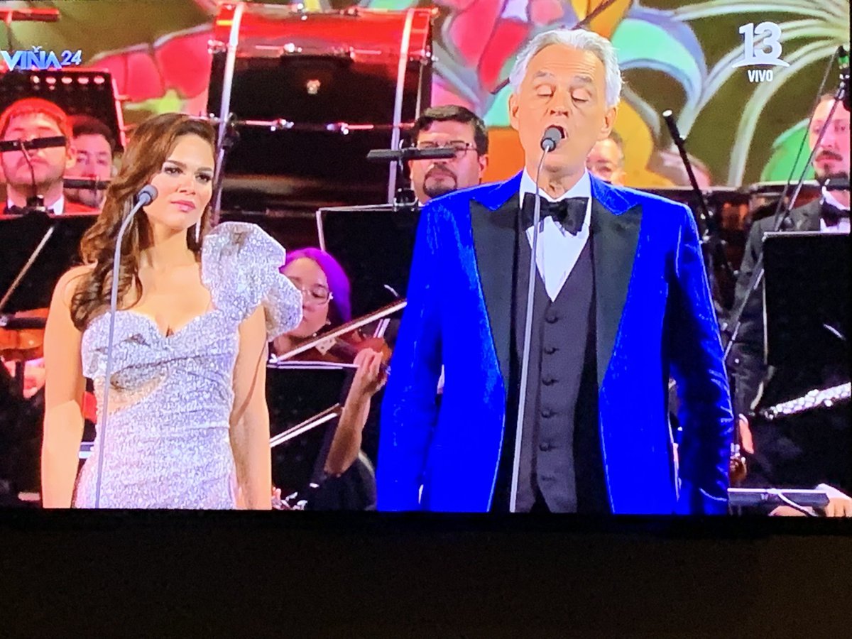 Una luz de esperanza ❤️❤️🇨🇱🇨🇱

Entre tanta oda a la fealdad , cultura narco, flayterio , tatuajes caneros y grafitis. 
Andrea Bocelli ❤️ 💪