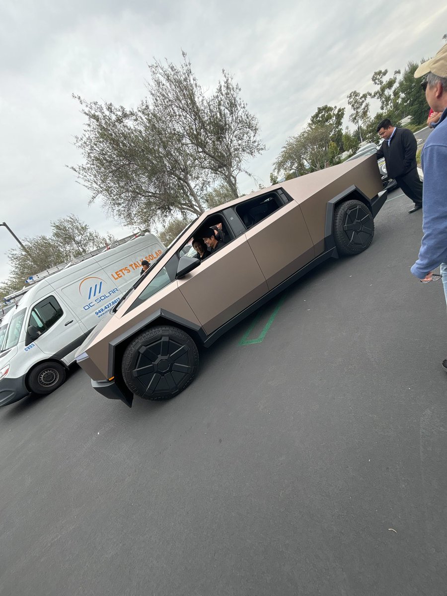 DataGenomix's tweet photo. Significant event with our friends @ocsolarinc today. They hosted @Tesla representatives from Auto, Solar Roof, and Powerwall 3! Great to see the #CyberTruck in person!!
#Tesla #solarenergy #OCSolar https://t.co/MGj4A0h4O3