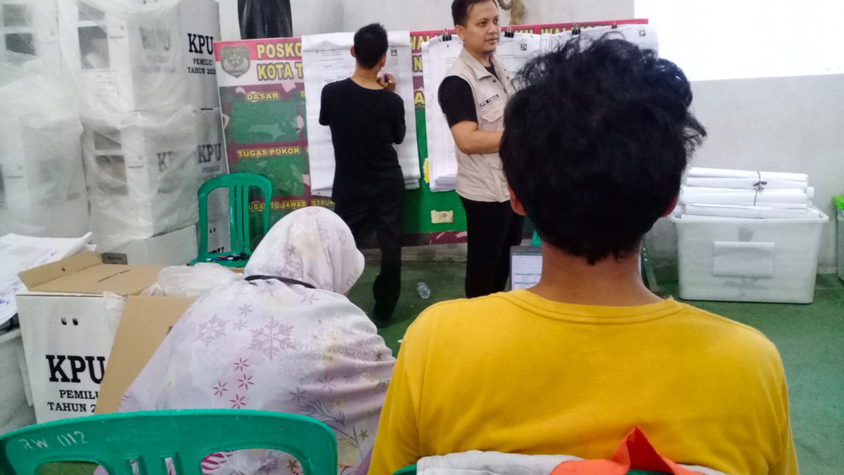 FPKSDPRRI's tweet photo. Suara di PPK aja dijagain, apalagi kamu. 🫰🧡

Pasangan sehidup, se PPK :
~ Pak Chaerudin 😍 Ibu Sukesih
~ Pak Rahmat 😚 Ibu Dian
~ Pak Sudarwanto 🥰 Bu Nunung
~ Pak Sigit 😘 Ibu Yeni

#PKSJagaSuara 
#PKSpembelaRakyat https://t.co/dAYTiHicQZ