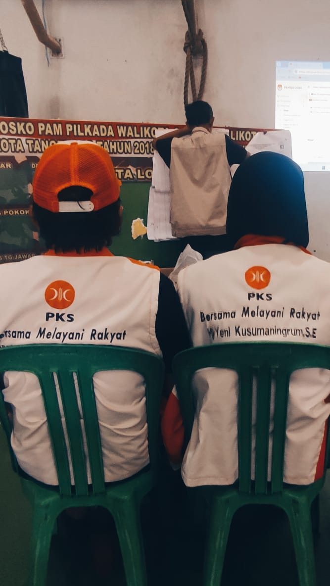 FPKSDPRRI's tweet photo. Suara di PPK aja dijagain, apalagi kamu. 🫰🧡

Pasangan sehidup, se PPK :
~ Pak Chaerudin 😍 Ibu Sukesih
~ Pak Rahmat 😚 Ibu Dian
~ Pak Sudarwanto 🥰 Bu Nunung
~ Pak Sigit 😘 Ibu Yeni

#PKSJagaSuara 
#PKSpembelaRakyat https://t.co/dAYTiHicQZ