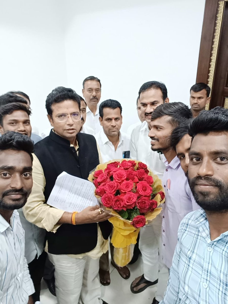 HARIGOU75359768's tweet photo. @Min_SridharBabu @PonnamLoksabha @Bhatti_Mallu @seethakkaMLAఅయ్యా మేము GO-46 బాధితులం.ఎలక్షన్కు ముందు గాంధీ భవన్ మెట్లు 100లసార్లు ఎక్కాం.మీకోసం ఊరు రా తిరిగాము మీరు వస్తే మా జీవితాలు బాగుపడతాయి అనుకున్నాము.అమ్మ అడుగుతుంది ఓట్ వేసము అని.2లక్షల ఉద్యోగాలలో 2000 ఉద్యోగాలు ఇవ్వలేరా🙏 https://t.co/uGDSZJJLCJ