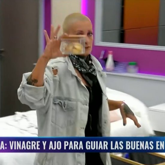 aarontsuarez's tweet photo. FURIA hizo sus macumbas y limpiezas, tiró un chiste sobre un golpe y AGOSTINA se cayó... qué piensan, casualidad o causalidad?

#GranHermano https://t.co/YigRd6q8Uo