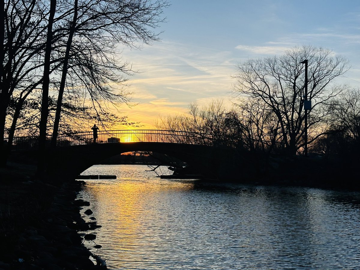 MartinaCurtin's tweet image. Day 57 #100Daysofwalking 
A beautiful evening on the Charles River Esplanade. 
#wintersunset
#eveningwalks
#outdoorgirl 
#MentalHealthMatters 
@mnamheiricea @NewstalkFM @NTBreakfast