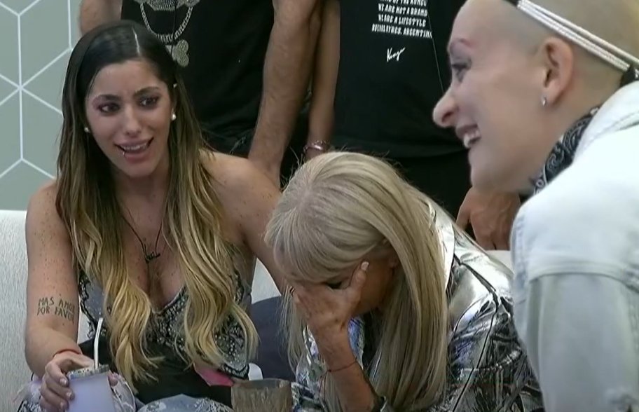 Chismesconuri's tweet photo. Es joda, ya están diciendo adentro de la casa, "Seguro hoy hay congelados" ❄️
#GranHermano #GranFuria #Congelados #CataGh #IsabelGh #AgosGh #BautiGh https://t.co/ZGd4Y2g8QI