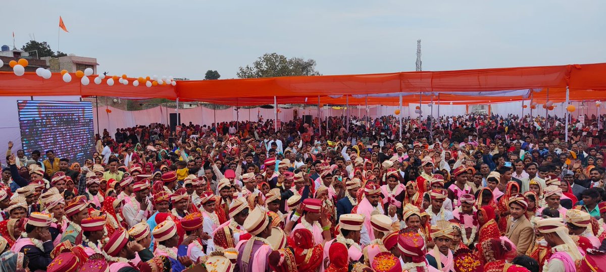 कल मुख्यमंत्री सामूहिक विवाह योजना के अंतर्गत 'सामूहिक विवाह समारोह' का आयोजन किया गया जिसमें 182 जोड़े दाम्पत्य सूत्र बंधन में बंधे। कार्यक्रम में उपस्थित रहकर सभी नवदम्पतियों को शुभकामनाएं दीं।