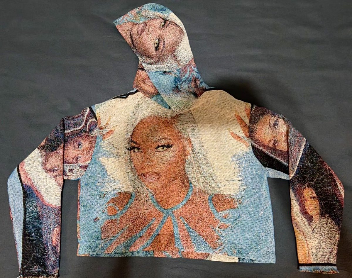 __BigMeechx's tweet photo. @ThegirlJT HOW CAN I SHIP THIS TO YOU BABYY 💕 I NEED YOU TO WEAR THIS CUSTOM HOODIE I MADE 😩 https://t.co/jGy18NKDQw