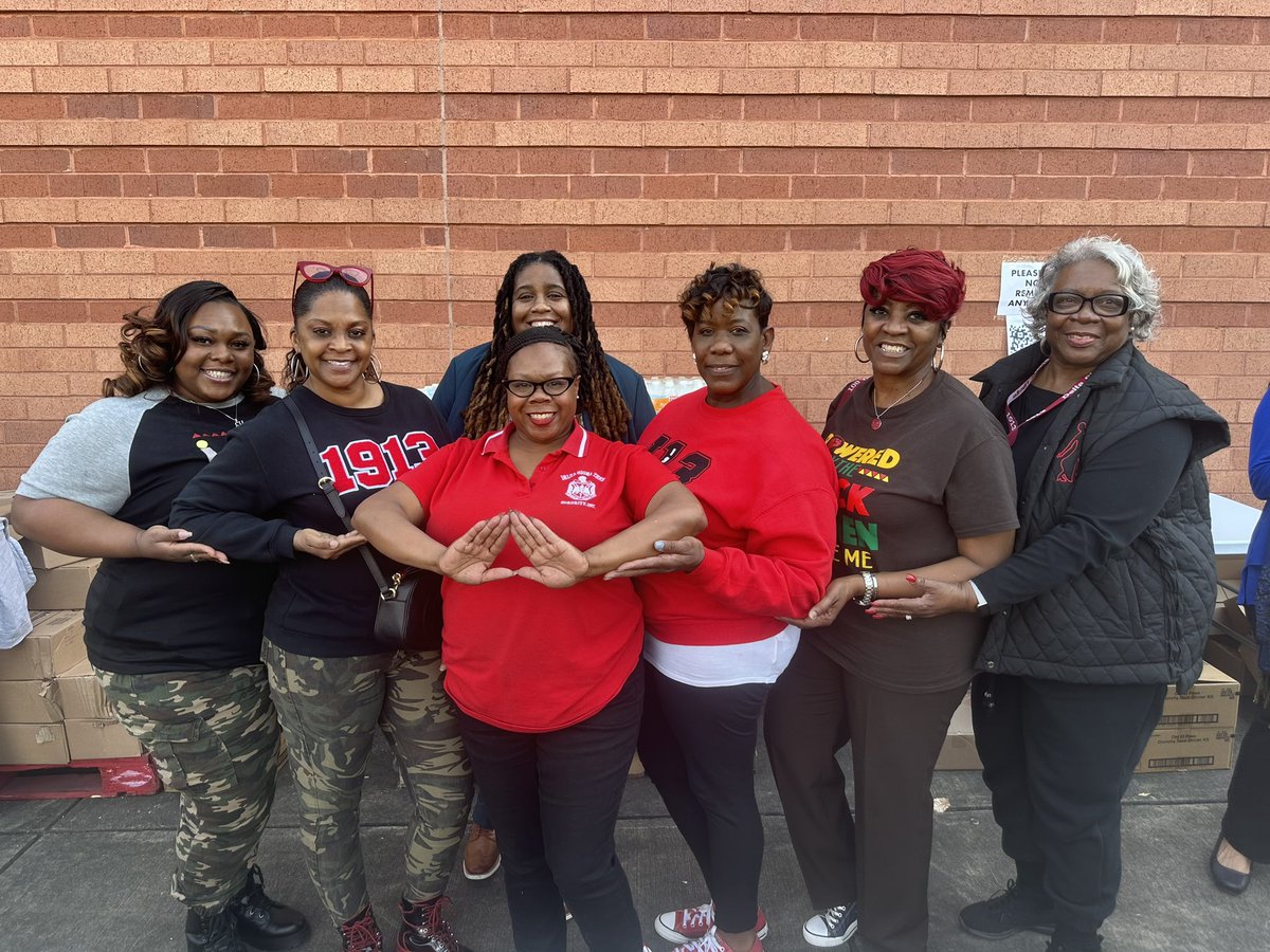 I’m grateful to every @JLewisInvictus family member who made today’s food drive a success! We distributed over 5K pounds of food to our #BelovedCommunity! Thanks to my DevaSTating Divas & the rest of my D9 Sisters for their support! S/O to @h_greenhill for the 📸. @ACFB 🧡💙