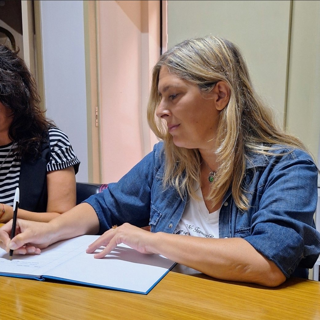 marcelaaleconti's tweet photo. #YoFirmo 🇦🇷 Firmando por un futuro sin privatizaciones. 💪🏼 Junto a Hugo Elias, Secretario General de La Bancaria Región Pergamino, apoyando la campaña nacional 'Yo firmo, la Nación no se vende'. 📝 #BancoDeLaNaciónArgentina https://t.co/rCd7bK4MCg