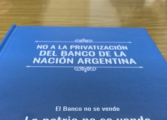 marcelaaleconti's tweet photo. #YoFirmo 🇦🇷 Firmando por un futuro sin privatizaciones. 💪🏼 Junto a Hugo Elias, Secretario General de La Bancaria Región Pergamino, apoyando la campaña nacional 'Yo firmo, la Nación no se vende'. 📝 #BancoDeLaNaciónArgentina https://t.co/rCd7bK4MCg