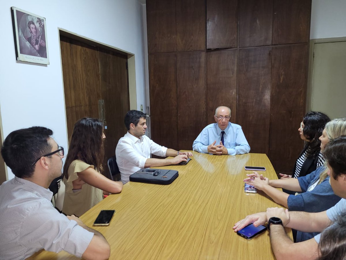 marcelaaleconti's tweet photo. #YoFirmo 🇦🇷 Firmando por un futuro sin privatizaciones. 💪🏼 Junto a Hugo Elias, Secretario General de La Bancaria Región Pergamino, apoyando la campaña nacional 'Yo firmo, la Nación no se vende'. 📝 #BancoDeLaNaciónArgentina https://t.co/rCd7bK4MCg
