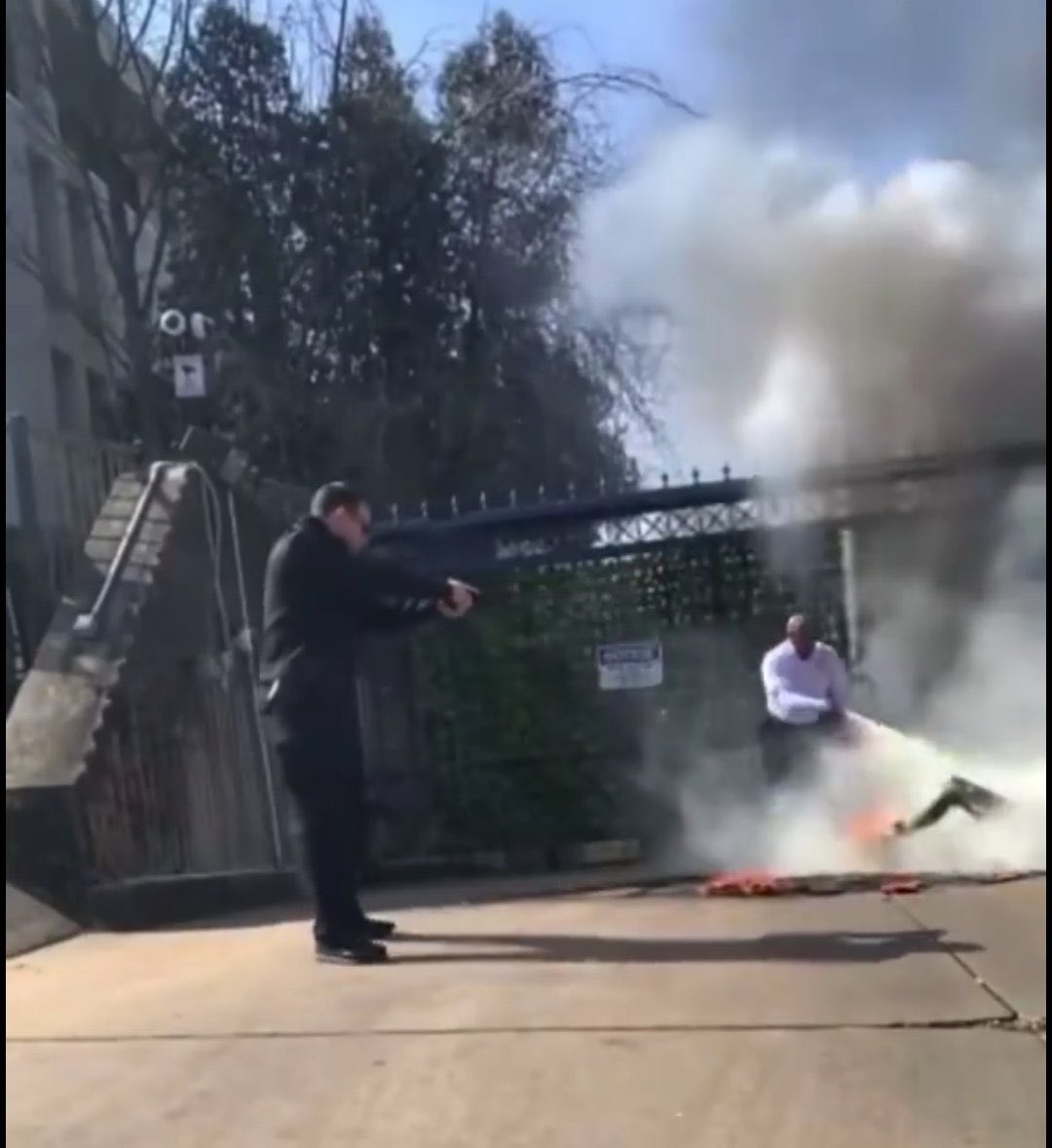 BlueSkyAmb's tweet photo. Of course, this is their low morals!! @IsraelinUSA An Israeli guard points his gun at a dying man, who catches fire instead of helping him extinguish the fire in his body - lowly! #RIPAaronBushnell #AaronBushnell #FreePalestine #GazaGenocide #Mosed #Palestinian #GazaHoloucast https://t.co/a2OvlnXG0z