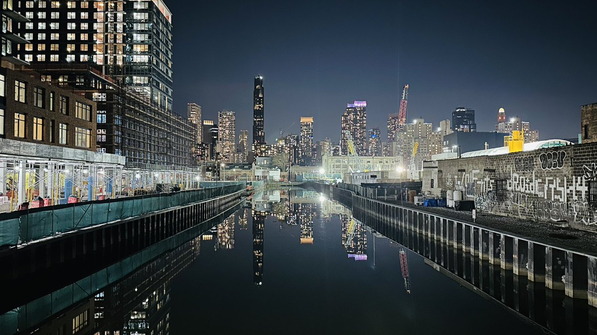 oxygen008's tweet photo. @GowanusCConserv Beautiful night in #Gowanus https://t.co/cTIXlREM76