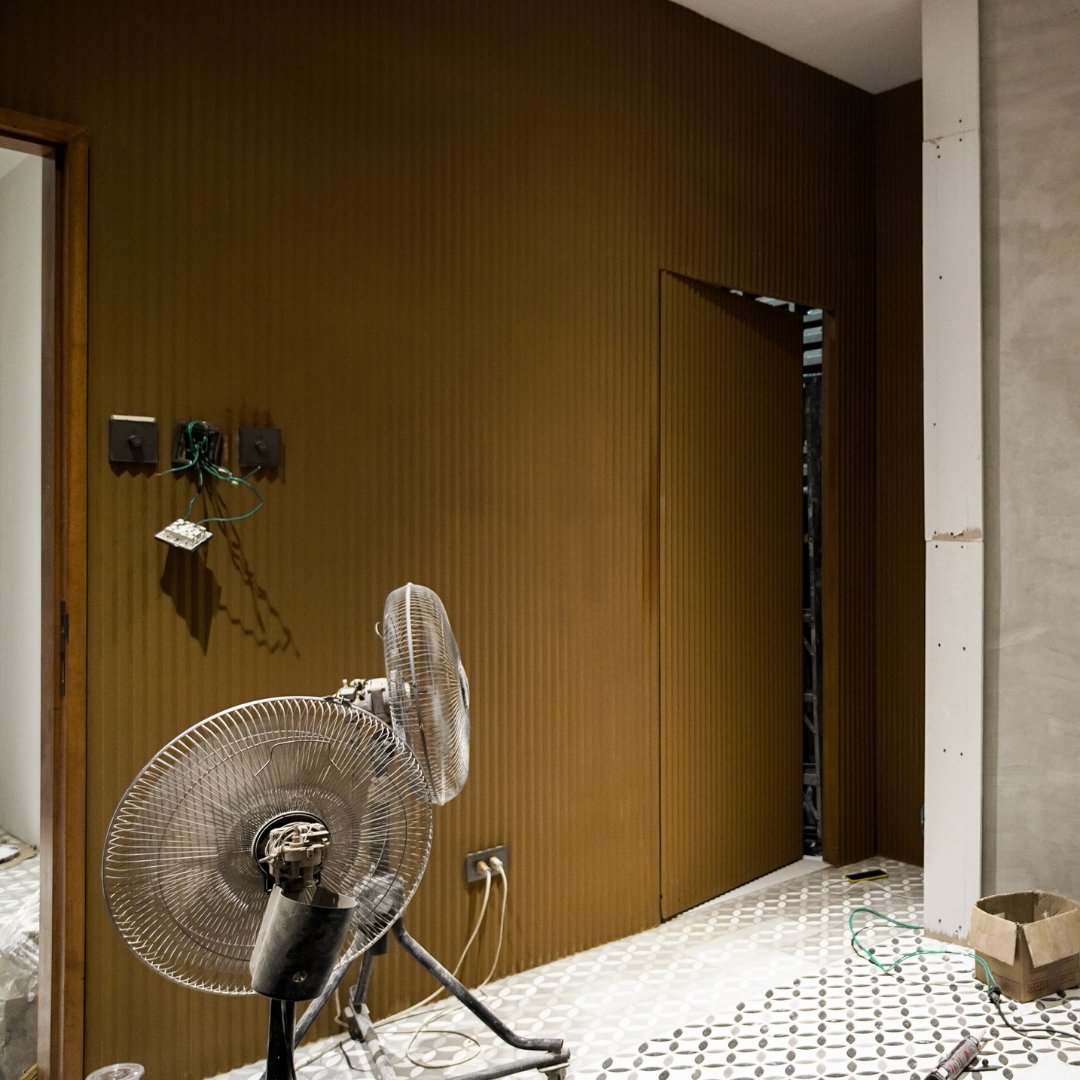 flipspacestudio's tweet image. Before applying the wood stain, it&apos;s essential to seal the MDF to prevent it from absorbing too much stain unevenly.

#flipspace #architectureph #constructionph #renovation #quiapo #quiapochurch #manilacity