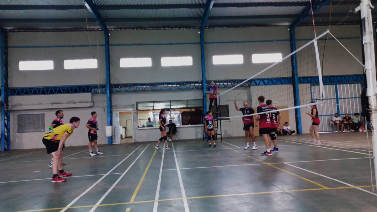 En el día d ayer, volví a competir nuevamente, segundo torneo d lo q va en el año, después d estar inactivo x un año d una lesión d la rodilla, todo va más q bn, me siento Feliz d competir y d compartir esta pasión cn mi equipo d amigos🥈🏆💪🏻🏐