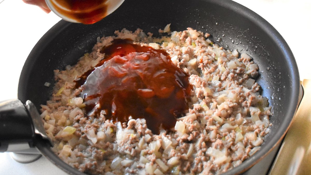 kewpie_official's tweet photo. 炒めハンバーグ丼💡
ハンバーグを作るのが面倒な方におすすめです💁‍♀️

【作り方】※2人分
フライパンに玉ねぎ(1/2個・みじん切り)、合いびき肉(120g)、水(大さじ2)、マヨネーズ(大さじ2)を入れ、よくからませてから炒める。火が通ったらケチャップと中濃ソース(各大さじ3)を入れる。ご飯に盛りつける。 https://t.co/5dnkWRXiS5