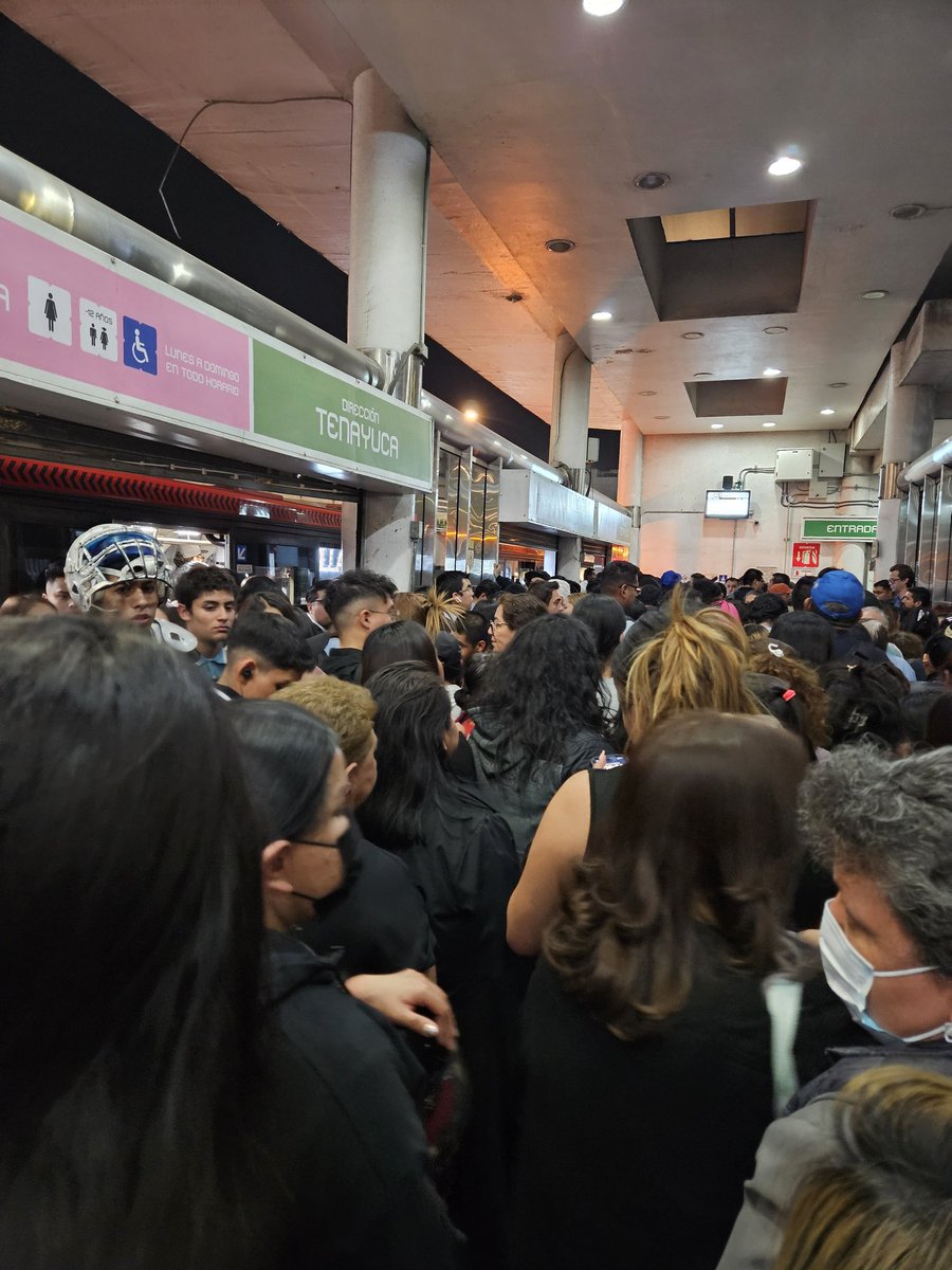 brenditha_hH's tweet photo. @MetrobusCDMX Esto es lo que deben atender en Buenavista 😤😤 https://t.co/DHzRPLBh6t