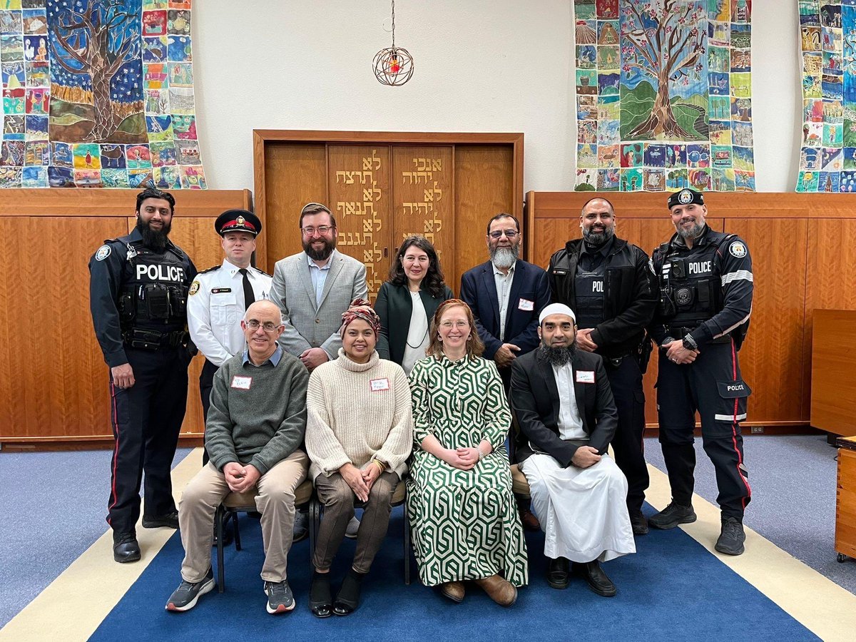 A valuable interfaith discussion by Muslim & Jewish community members about the intersectionality of abrahamic religions & the benefits of coming together on the basis of humanity. Thank you to @HolyBlossom Temple for hosting this important discussion.