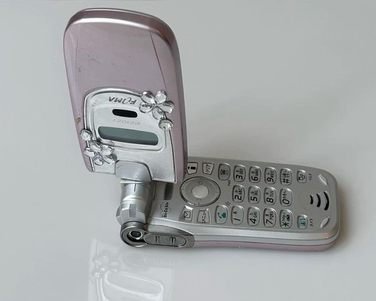 sakurafraise's tweet photo. pink 2000s tech is so cute https://t.co/mA1wwCYsd4