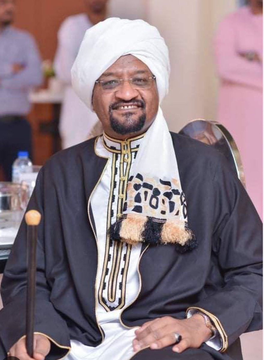 hishamkerma's tweet photo. ليس لدي تواصل مع شيخ الامين لا اعرفه ولم يسمع بإسمي اصلاً لكن قبل ايام تواصلت مع صديق يعرفه وطلبت منه توصيل مناشدة بالخروج طالما العمليات قريبة من موقعه ان لم يكن حرصاً على نفسه حرصاً على من معه بعد التهديدات والوعيد والشحن الكبير ضده وضد من معه لكن اتاني الرد بانه رفض المناشدة لانه ليس لديه شئ يخفيه او يخاف منه . 
اليوم بعد غياب يومين عن الاخبار ومتابعة الاوضاع بسبب المرض اول خبر في وجهي كان اقتحام المسيد واصابة بعض الشباب واقتياد الشيخ واقاربه لمكان مجهول . 
مع خبر منتشر ان البرهان أمر باخلاء الشيخ ومن معه لمكان آمن واتمنى ان يكون مكان آمن فعلاً لكن مع وضعية البرهان والجيش الذي لا يعرف حرفياً ما يدور ولا بيدهم قيادة العمليات ولا يعرفون ما يجري على الارض اصلاً ففي الغالب تظل حياة شيخ الامين في خطر اذا وقع بيد الجماعة الارهابية التي تدير المعارك في ام درمان هؤلاء دينهم الارهاب ويتعبدون بالاجرام وقتل الابرياء عندهم عمل خير وثواب يؤجرون عليه حسب فكرهم .
لذلك المطلوب هو عمل اعلامي وسياسي مكثف لحماية الرجل من اجرام هؤلاء فالبرهان لا يملك القرار لحمايته وهو نفسه مصيره بين يدي هؤلاء . 
ان لم نقم بواجبنا في الضغط الاعلامي والعمل السياسي اؤكد لكم ان مصيره لن يكون الا مصير اباذر الغفاري الذي دفنوه حياً وتفاخروا بجريمتهم بعد ذلك . 
هذه العصابة التي تقوم بهذه الاعمل لمجرد السيطرة علي حي من الاحياء تخيلوا ان سيطروا على السودان ؟ والله سترون ما لم يراه العالم من اخوانهم الدواعش في سوريا والعراق 

هشام عباس