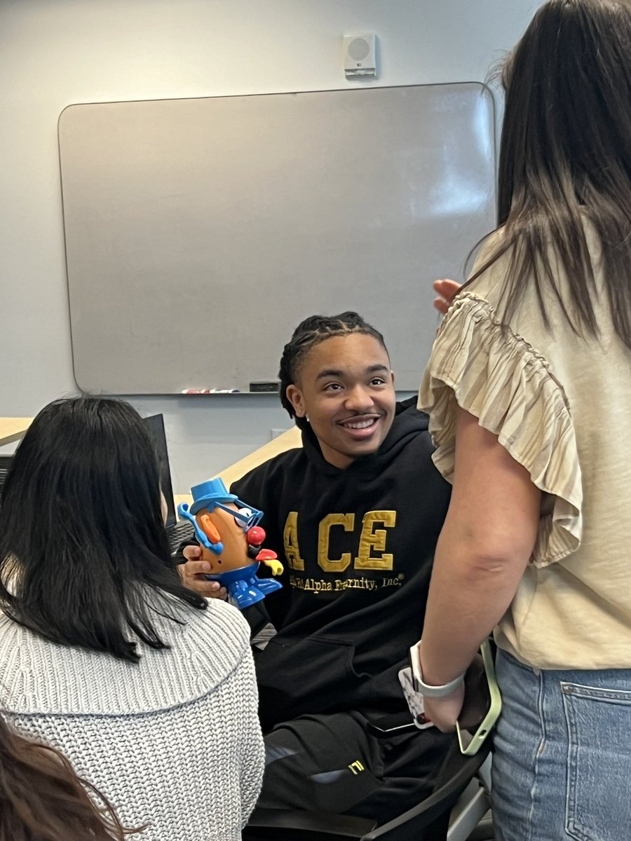 mariehmartin1's tweet photo. Pictures worth 1000 words: Our #VandyMPH #MHS Essential Skills in #GlobalHealth students benefiting from a creative #QI class with @vumcpeds Dr. David Johnson &amp; special guest Mr. Potato Head! @espitzrose @vuglobalhealth @VUHealthPol @VUmedicine @VanderbiltU https://t.co/x0G65vD8yu